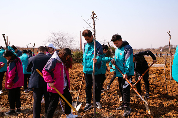 “攜手植樹(shù)，共創(chuàng)藍(lán)天”丨南京新華師生共筑新華育才林