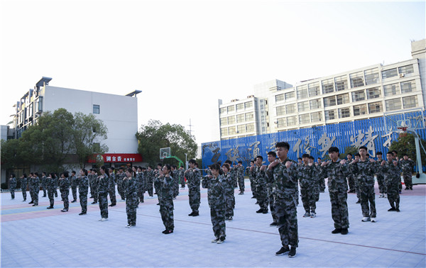  2019級秋季新生職業(yè)素養(yǎng)拓展訓練會操表演暨總結表彰大會圓滿結束