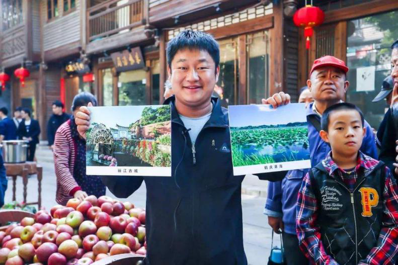 抖音達(dá)人石榴哥化身嗨學(xué)體驗(yàn)官，空降新華引爆直播間