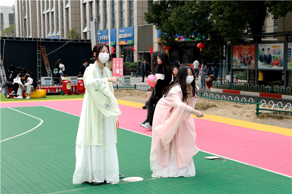 “三八”國(guó)際婦女節(jié)來(lái)臨，南京新華向所有女性致以節(jié)日最美好的祝福！